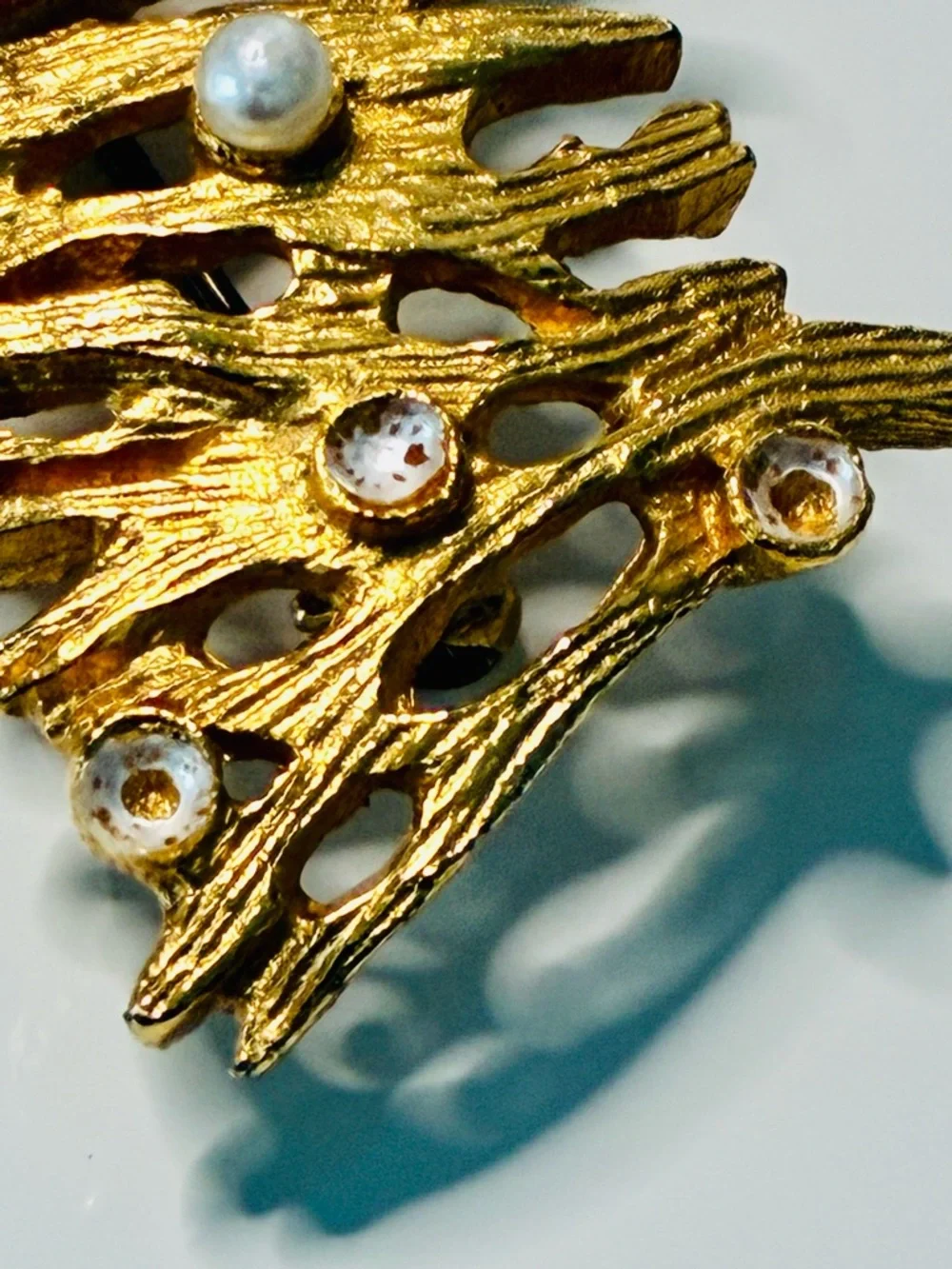 VTG Gold-Tone Pearl Accent Coral Reef Bar Brooch Pre Loved- Women Jewelry